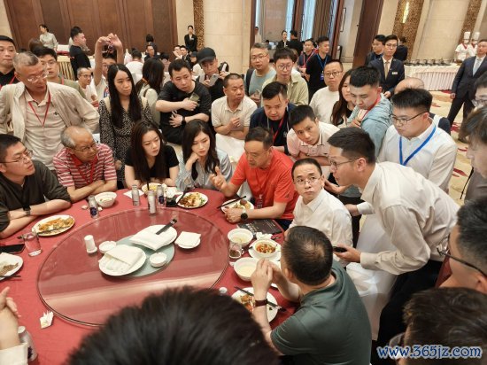 线下炒股配资网站 对谈茅台大会现场股东：现金流、分红、回购是重点，关注下一次回购落地时间